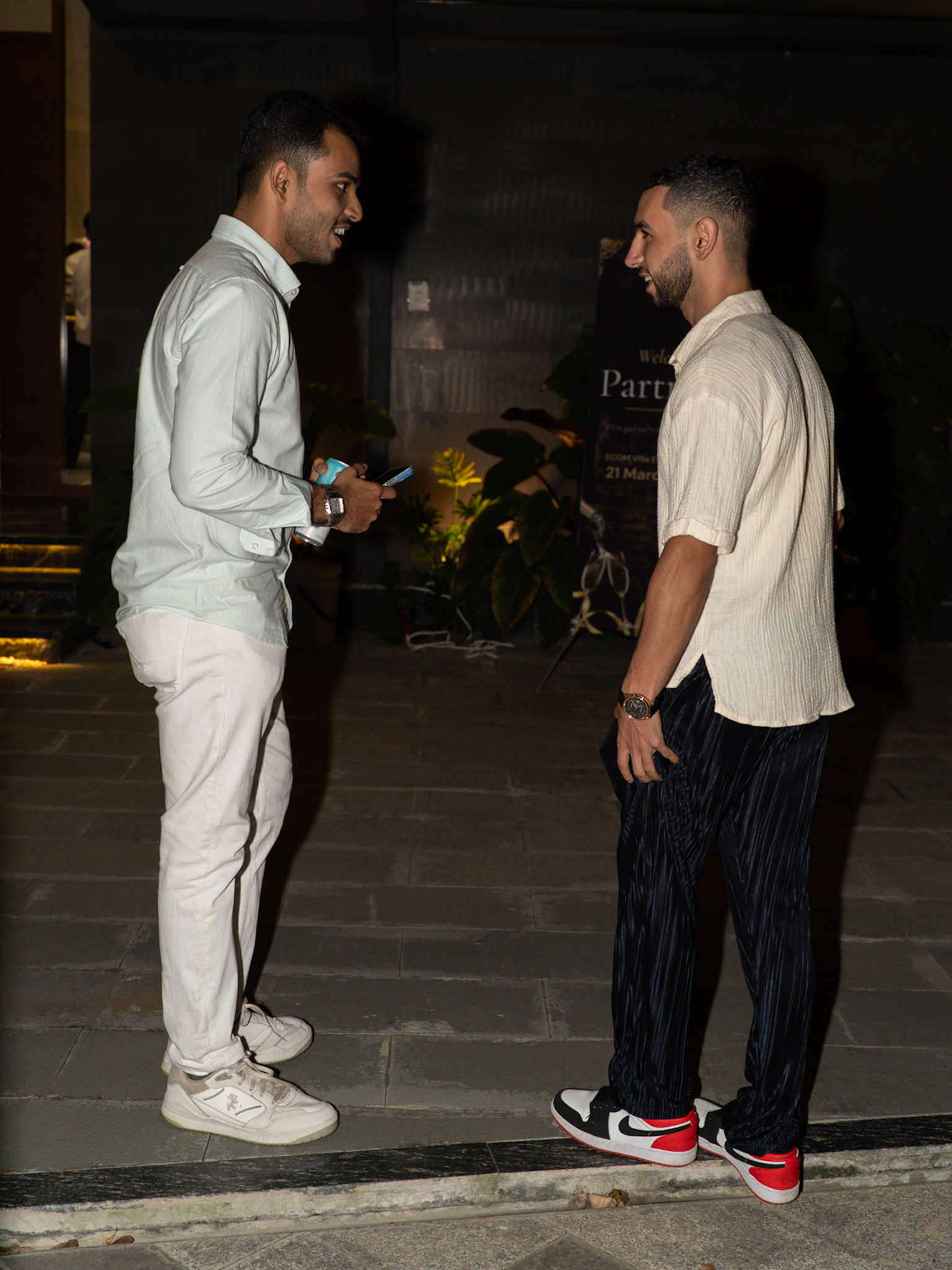 Ecommerce founders dining together at EcomCure ECOM Villa Event Da Nang